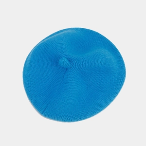 Primo piano dettagliato del basco in maglia blu brillante con texture calda e morbida