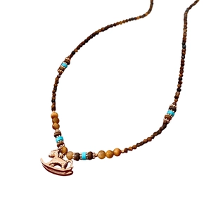 Collier en pierre œil de tigre plaqué or 18K avec un pendentif cheval à bascule