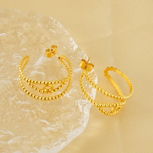 Boucles d'oreilles créoles géométriques en acier doré 18K avec détails perlés ajourés