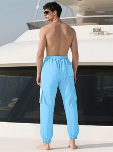 Détail du pantalon cargo bleu ciel avec texture gaufrée et poignets élastiques