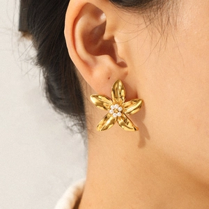 Elegant 18k gold plated stainless steel flower stud earring with pearls on model