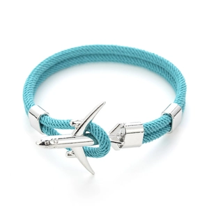 Dettaglio di ciondolo aereo in argento su bracciale intrecciato blu cielo