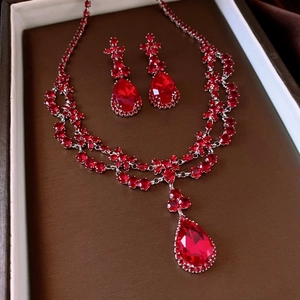 Gros plan détaillé du parure collier et boucles d'oreilles en zircon rouge de luxe