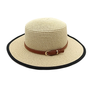 Chapeau de paille à haut plat avec bord noir et ceinture en cuir pour la plage