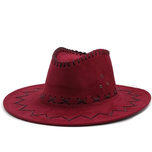 Détail d'un chapeau de cow-boy rouge foncé en daim avec coutures noires et œillets