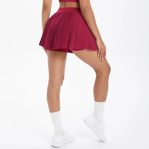 Détail d'une jupe-short de sport plissée taille haute bordeaux en tissu respirant