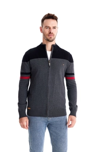 Détail du cardigan en maille gris foncé pour homme avec col montant et poignets rayés