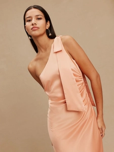 Robe longue élégante en satin rose pêche à une épaule avec détails froncés sur le côté