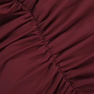 Détail de la robe à paillettes bordeaux montrant les fronces et la texture du tissu