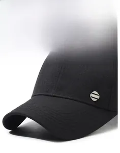 Dettaglio del berretto da baseball nero con visiera rigida ed emblema SPORT in metallo