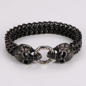 Dettaglio del bracciale gotico da uomo con teschi e catena intrecciata a doppia fila