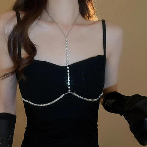 Dettaglio macro della lussuosa catena per il corpo in argento con strass lucidi