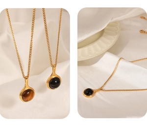 Détails des colliers dorés avec pendentifs circulaires en œil de tigre et agate noire