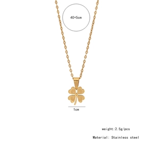 Vue détaillée du pendentif trèfle doré en acier inoxydable de 1cm avec chaîne 40+5cm