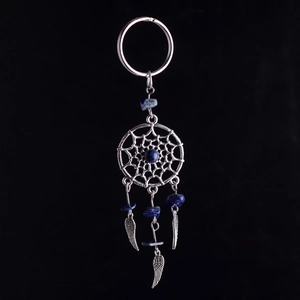Detalle del llavero atrapasueños con piedras azules y colgantes de plumas plateadas