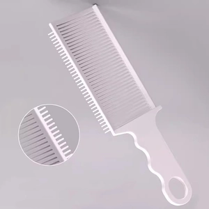 Peigne de coiffeur blanc avec dents graduées pour dégradés et coupes de cheveux