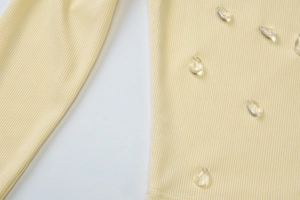Macro di tessuto a costine giallo chiaro con decorazioni trasparenti a goccia d'acqua