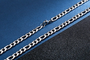 Détail macro du collier chaîne 3:1 en acier titane argenté avec fermoir mousqueton