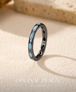 Dettaglio anello in argento S925 con finitura nera e intarsio marquise turchese azzurro