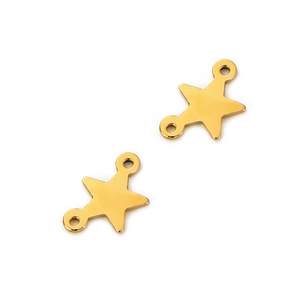 Vue macro de breloques étoiles dorées avec deux trous pour la création de bijoux DIY