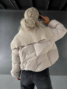 Vue détaillée de la doudoune beige vintage avec grand col en tricot et motif matelassé