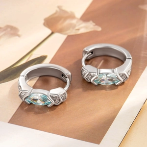 Boucles d'oreilles en cuivre argenté avec zircon bleu et petits zircons latéraux