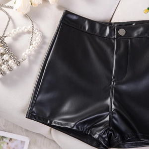 Flachbild von schwarzen PU-Leder-Hotpants mit hoher Taille, Metallschnalle und Perlen