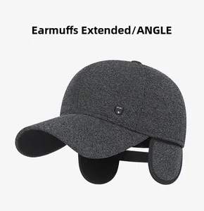 Dettaglio del cappellino invernale grigio mélange con paraorecchie ed etichetta sport