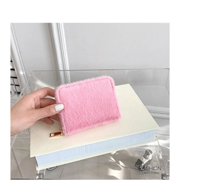 Detailaufnahme der rosa Kunstpelz-Geldbörse mit goldenem Reißverschluss und weichem Plüsch