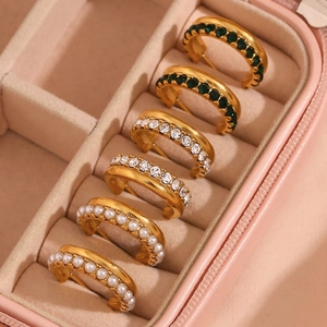Details der 18K vergoldeten Creolen mit Perlen und Edelsteinen in einer rosa Schmuckbox