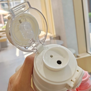 Detail of insulated sports bottle lid with dual-mode direct drinking and straw design