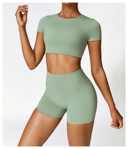 Detail von hellgrünem Yoga-Crop-Top und High-Waist-Shorts-Set im nahtlosen Design