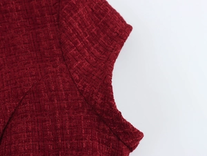 Gros plan sur la texture du tissu en tweed rouge élégant avec tissage détaillé