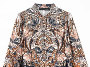 Détail de chemise bohème avec col montant et motifs ethniques bleu marine chic