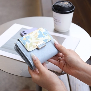 Détail du portefeuille en cuir PU bleu clair avec motif floral jaune et bleu sur le rabat
