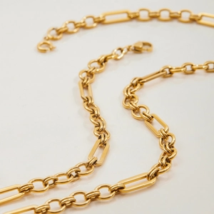 Macro d'une chaîne collier 3:1 en acier inoxydable plaqué or 18 carats chic