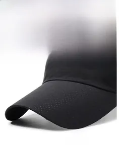 Makrodetail eines schwarzen atmungsaktiven Sportvisiers mit weißem FARD-Logo