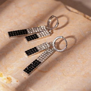 Vue détaillée de boucles d'oreilles vintage en argent avec strass noirs et blancs