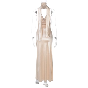 Détail du dos de la robe en satin doré champagne avec bretelles licou et dos ouvert