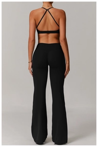 Vue arrière d'un ensemble de yoga noir avec brassière croisée et pantalon évasé ajusté