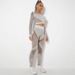 Vista laterale dettagliata del set da yoga grigio e bianco senza cuciture con leggings