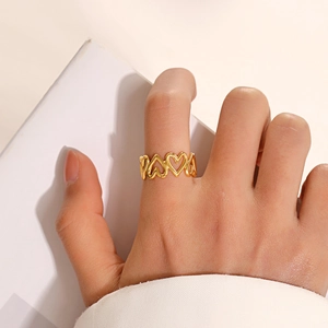 Bague tendance en acier inoxydable plaqué or 18 carats avec cœurs évidés sur l'index