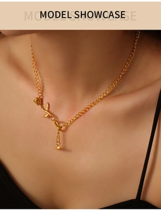 Gros plan d'un collier avec pendentif rose dorée porté sur un modèle avec design ajouré