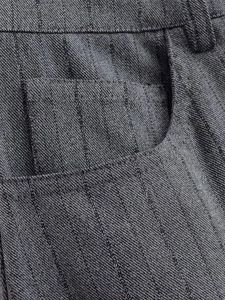 Détail du tissu à rayures gris foncé montrant les coutures de poche et les passants de taille