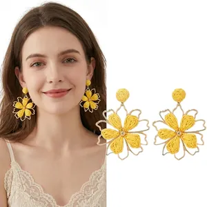 Gelbe Raffia-Blumenohrringe im Boho-Stil mit Goldrahmen und Quasten für Damen