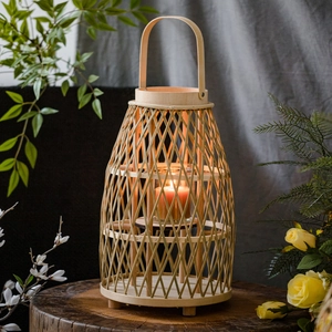 Lanterna in bambù intrecciato porta candela con design a pera traforato e maniglia