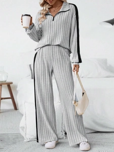 Détail d'un ensemble en maille côtelée grise avec pantalon large et bandes contrastées
