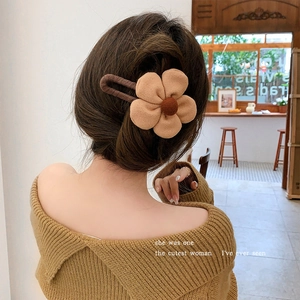 Elegant khaki floral hair claw clip for women's bun hairstyles in cozy winter aesthetic