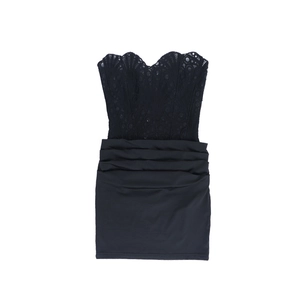 Detail van zwarte strapless mini-jurk met opengewerkte kant en geplooide elastische stof
