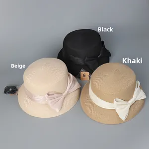 Tre cappelli da sole in paglia traspirante nero, beige e kaki con eleganti fiocchi in raso